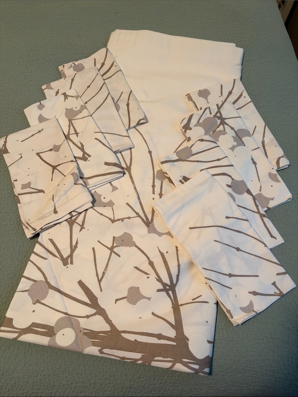 Marimekko x Crate & Barrel LUMIMARIJA white 60”x108” tablecloth and 8 napkins